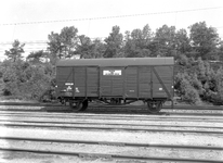 167602 Afbeelding van de gesloten goederenwagen (graanwagen) nr. NS 13838 (type CHGZ, serie 13801-13850) van de N.S. op ...